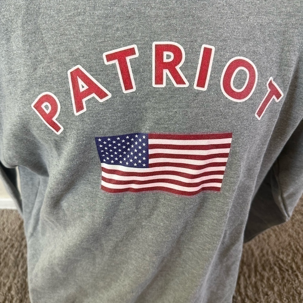 Men’s pre own as size L large crewneck Patriot sweater lightweight - Picture 5 of 5